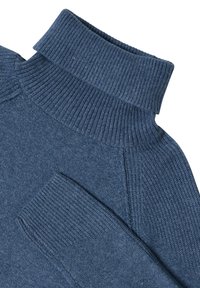 Niebieski sweter z golfem wykonany z dzianiny, z prążkowanym kołnierzem i mankietami, gładką fakturą oraz klasycznym krojem. Materiał wydaje się miękki i wygodny.