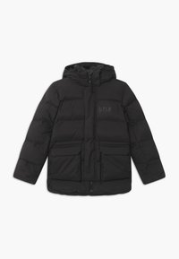 Veste matelassée noire avec capuche, dot ée d'une fermeture éclair, de deux poches avant et d'un logo discret sur la poitrine. Texture lisse, design isolant.