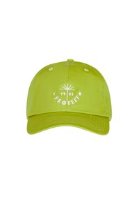 Limoengroene baseballpet met een gebogen klep, een wit logo met de tekst "PROTEST 1993," en zes ventilatie-oogjes op de kroon.