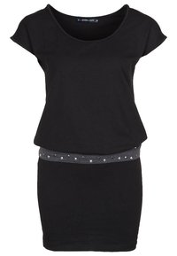 Czarna sukienka t-shirtowa z krótkimi rękawami, okrągłym dekoltem i dopasowanym krojem, z szarym, ozdobnym paskiem w talii z metalicznymi akcentami.