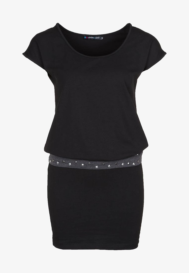 Czarna sukienka t-shirtowa z krótkimi rękawami, okrągłym dekoltem i dopasowanym krojem, z szarym, ozdobnym paskiem w talii z metalicznymi akcentami.