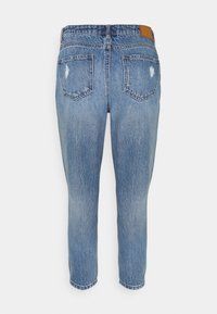 Ljusblå denimjeans med raka ben, utrustade med två bakfickor och ett litet slitage. Brun läderpatch på midjebandet.