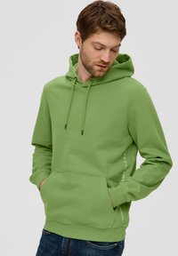 Sudadera verde con capucha, hecha de un tejido suave, con un bolsillo tipo canguro y detalle de texto en los laterales. Puños y dobladillo elásticos.