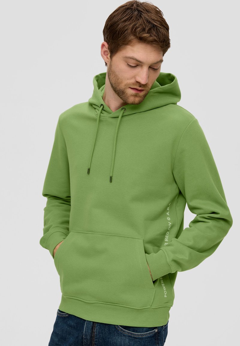 Sudadera verde con capucha, hecha de un tejido suave, con un bolsillo tipo canguro y detalle de texto en los laterales. Puños y dobladillo elásticos.