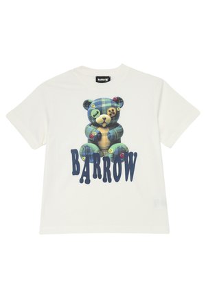 T-shirt bianco in cotone con una grafica di un orsetto a quadri colorato, arricchita da dettagli con bottoni e il testo "BARROW" in caratteri blu in grassetto.