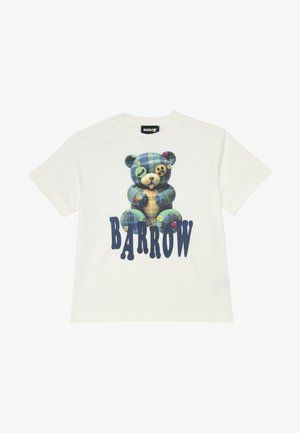T-shirt bianco in cotone con una grafica di un orsetto a quadri colorato, arricchita da dettagli con bottoni e il testo "BARROW" in caratteri blu in grassetto.