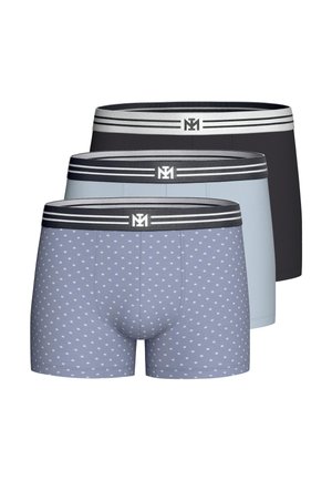 Drei Herrenboxershorts in einer Reihenfolge von vorne nach hinten: hellblau mit weißen Punkten, einfarbig hellblau und einfarbig schwarz, jeweils mit gestreiftem elastischem Bund.