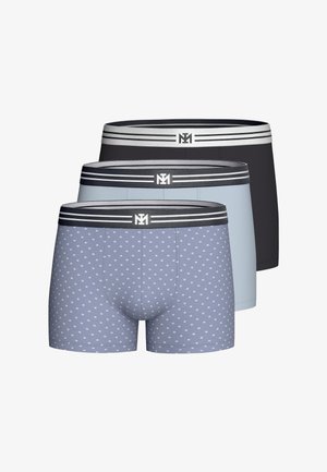 Drie herenboxers in een voor-naar-achter opstelling: lichtblauw met witte stippen, effen lichtblauw en effen zwart, elk met gestreepte elastische taillebanden.