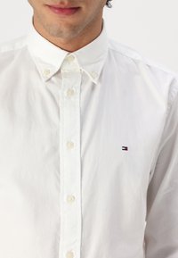 Tommy Hilfiger CORE FLEX SOLID SHIRT - Skjorter - white