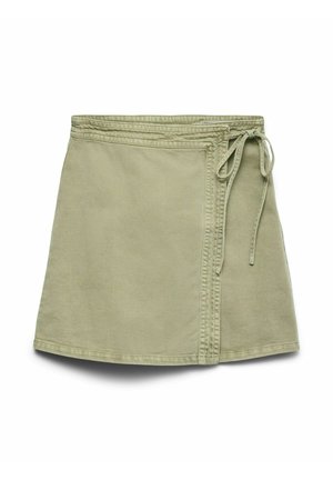 Jupe portefeuille en denim vert avec une taille nouée, présentant une surface texturée et un ourlet droit. Design simple sans motifs supplémentaires.