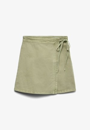 Groene denim wikkelrok met een gestrikte taille, voorzien van een getextureerd oppervlak en een rechte zoom. Eenvoudig ontwerp zonder extra patronen.