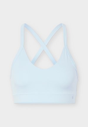 Hellblauer Sport-BH mit gekreuzten Trägern am Rücken und einem breiten elastischen Bund unter der Brust.