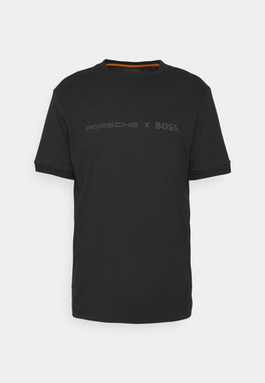 Czarny bawełniany t-shirt z okrągłym dekoltem, krótkimi rękawami oraz nadrukiem z przodu z napisem "PORSCHE x BOSS" w kolorze szarym i ciemnoszarym.