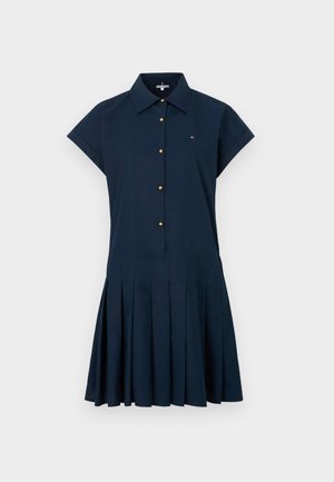 Μπλε σκούρο κοντομάνικο φόρεμα με γιακά, κουμπιά μπροστά και πλισέ φούστα. Κατασκευασμένο από λείο ύφασμα με διακριτική γυαλάδα.