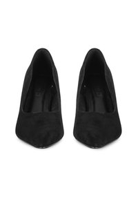 Cizme negre din suede cu toc înalt, cu un design cu vârf ascuțit. Textură netedă și construcție minimalistă, cu un profil cu tăietură laterală joasă.