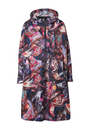 Poncho de pluie à capuche coloré présentant un motif de bottes dans des teintes vives de violet, rouge et bleu sur un fond sombre. Léger, coupe décontractée.