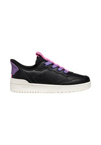 Zapatilla de cuero negro con suela blanca. Presenta cordones morados y rosas, un acento en el talón de color púrpura y un acabado texturizado en los lados.