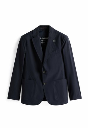 Blazer blu navy impacchettabile in tessuto leggero. Presenta un colletto con rever, due tasche frontali e una tasca sul petto. Chiusura con due bottoni.