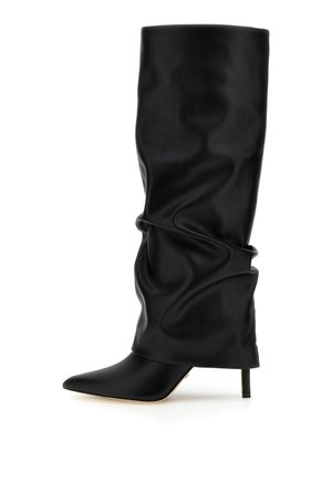 Botte noire haute jusqu'au genou, à talon haut ample, avec un bout pointu et un talon aiguille fin sur fond blanc.