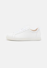 Weiße Leder-Sneaker mit glatter Textur, runder Zehenform, sechs Ösen und einem kontrastierenden beigen Innenfutter. Minimalistisches Design mit Gummisohle.