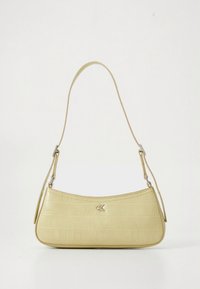 Mala amarela com relevo de crocodilo, design fino e curvado. Apresenta uma alça destacável e um detalhe de logótipo em metal na frente.