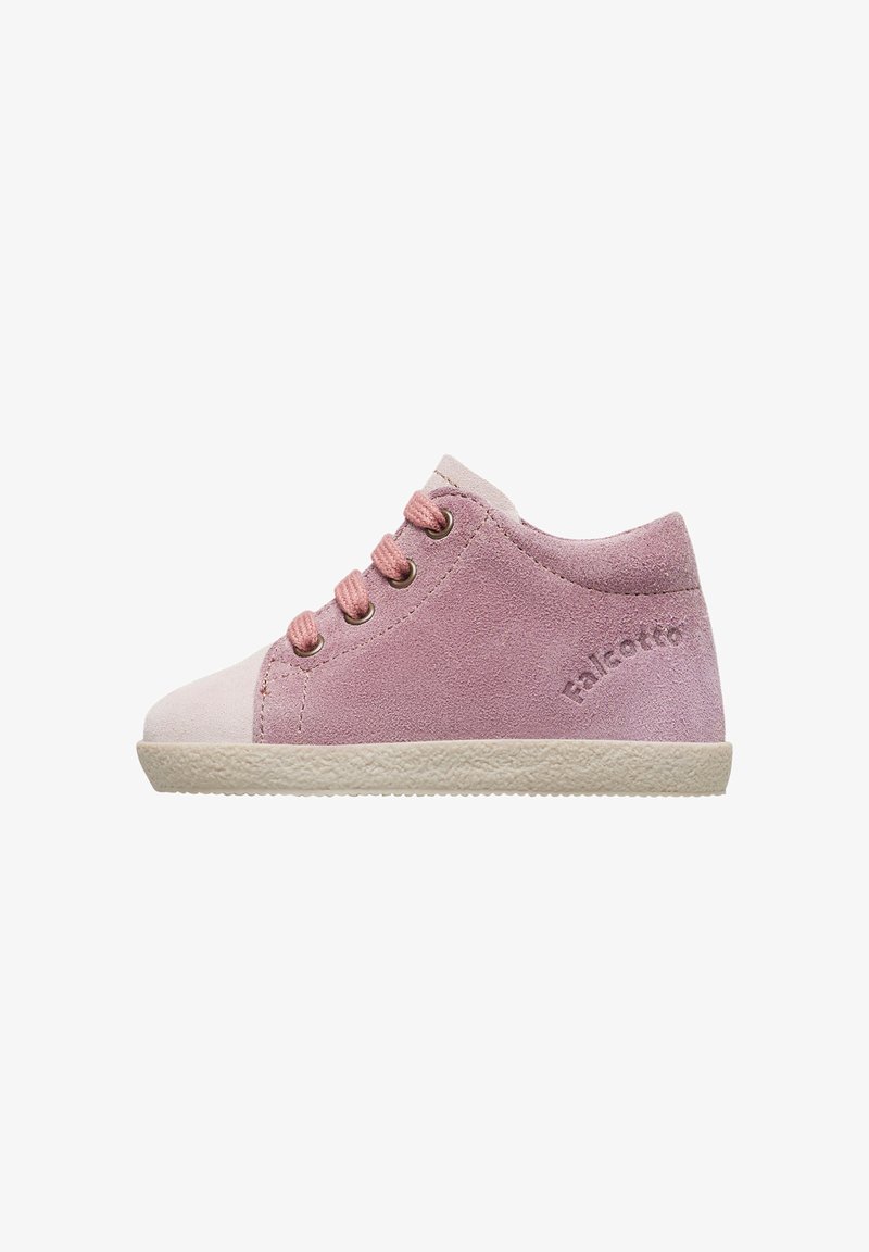 Scarpe per bambini in suede rosa con punta beige, lacci piatti e suola in gomma testurizzata. Logo "Falcotto" impresso sul tallone.