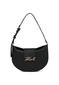 Μαύρη δερμάτινη τσάντα μισού φεγγαριού με ρυθμιζόμενο λουρί και χρυσή λεπτομέρεια υπογραφής "Karl" στη μπροστινή τσέπη κλεισίματος.