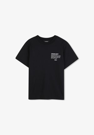 T-shirt en coton noir à manches courtes et col rond. Le devant présente un bloc de texte blanc indiquant "TRUE NEW YORKER" ainsi que le nom de la marque.