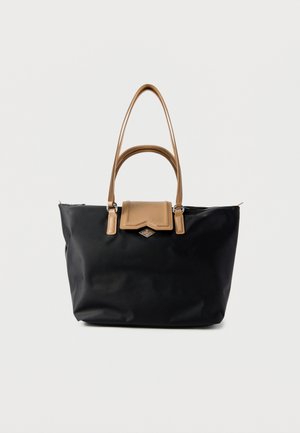 Sort handlenett med håndtak og klaff i brunt skinn, med en liten metallisk logoplate midt foran.