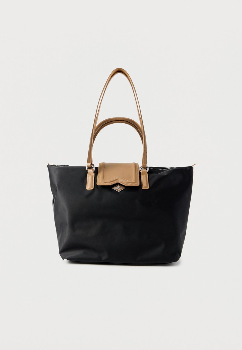 Sac cabas noir avec poignées en cuir marron clair et rabat, ornée d'une petite plaque métallique avec logo au centre devant.