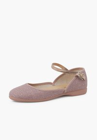 Baleriny z teksturowaną różową tkaniną, okrągłym czubkiem, regulowanym paskiem w kostce oraz miękkim wyściółką na elastycznej podeszwie.