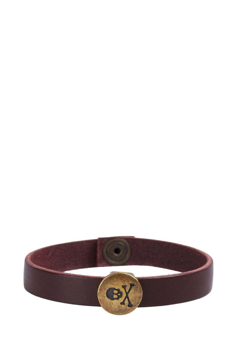 Pulsera de cuero marrón con un broche circular de latón que presenta un diseño de calavera y huesos cruzados. La banda es suave con un acabado mate.