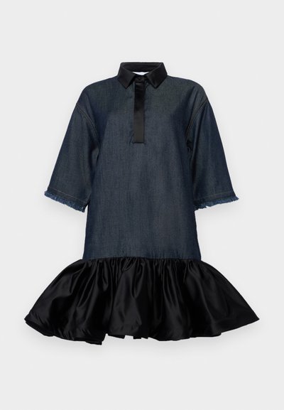 Denimmekko, jossa on kauluskangas, kolmasosa-hihat ja satiininen musta röyhelöhelma. Contaa revenneitä hihojen reunoja ja etupaneelia.