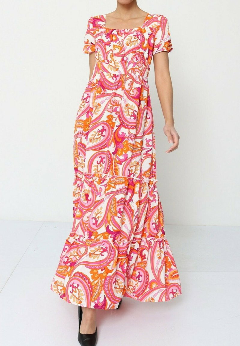 Robe maxi dans un motif paisley vibrant rose, orange et blanc. Manches courtes, décolleté carré, ourlet à volants superposés. Texture de tissu lisse.