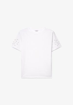 T-shirt bianca a maniche corte con scollo rotondo e piccoli borchietti argentati disposti in modo sparso su entrambe le maniche.