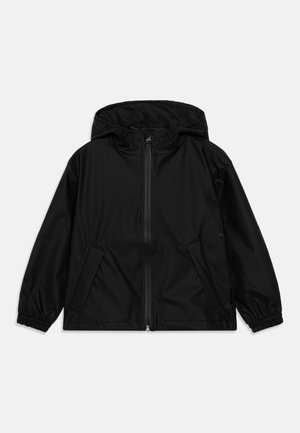 Sort hættejakke med lynlås foran, sidelommer og elastiske manchetter, lagt fladt på en hvid baggrund.