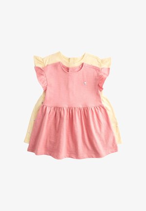 To korte kjoler til småbørn, en lyserød og en sart gul, begge med flæser på ærmerne og lille cupcake broderi.