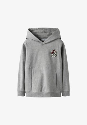 Sivi pulover s kapuco, z sprednjim žepom, V-izrezom in dekorativno nalepko s podobo lika na levi strani. Mehka tekstura tkanine.