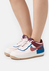 Nike Sportswear AF1 SHADOW - Tenisice - light soft pink/canyon rust/fossil stone/team red/photo blue/blue jay