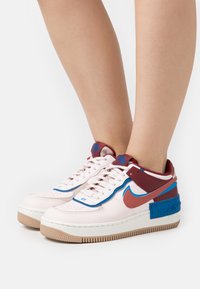 Nike Sportswear - AF1 SHADOW - Joggesko - light soft pink/canyon rust/fossil stone/team red/photo blue/blue jay Miniatyrbilde 1