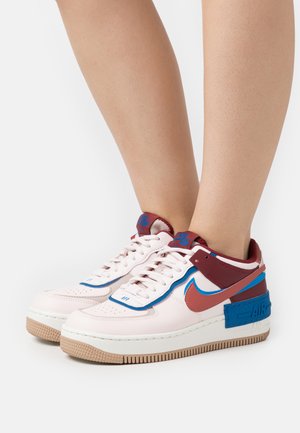 Nike Sportswear AF1 SHADOW - Sneakers basse - light soft pink/canyon rust/fossil stone/team red/photo blue/blue jay