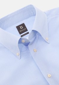 Niebieska koszula w krate z kołnierzykiem zapinanym na guziki, białymi guzikami i metką z napisem "BOGGI MILANO, REGULAR FIT." Gładka faktura materiału.