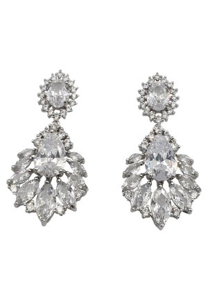 Orecchini in tonalità argento con grandi strass ovali e a goccia trasparenti, caratterizzati da un design floreale e dettagli a fasce intricati.