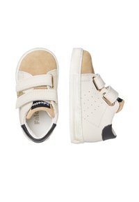 Sneaker per bambini bianche e beige con chiusure in velcro, materiali in camoscio e pelle, punta rotonda, dettagli neri e design perforato.