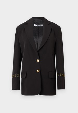 Blazer noir ajusté avec deux boutons dorés, poches à rabat, petits crochets décoratifs dorés sur les manches et étiquette "Just Cavalli" à l'intérieur du col.