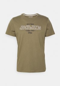 JORSURFACE BRANDING TEE CREW NECK - T-shirt estampada - martini olive