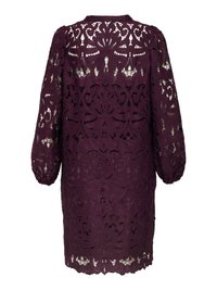 Spetsklänning i djup lila med intrikata blommönster, lösa trekvartsärmar och vågig fåll. Transparent tygstruktur.