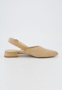 Beige semišové boty na podpatku s špičatou špičkou, nízkým blokovým podpatkem a překříženými popruhy. Hladká textura a minimalistické designové detaily.