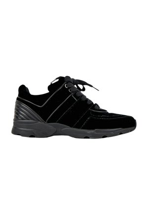 Baskets noires de sport avec fermeture à lacets, semelle épaisse en caoutchouc et contrefort talon texturé, vues de profil sur fond blanc.