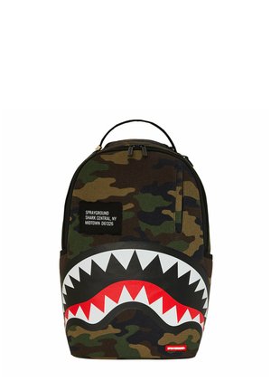 Zaino mimetico con grafica a bocca di squalo nera, rossa e bianca, maniglia superiore, zip frontale e patch con il branding Sprayground.